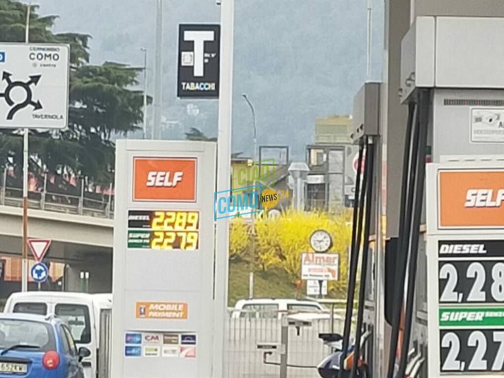 tour di ciaocomo nei distributori di benzina di como, prezzi di oggi con tabelle esposte