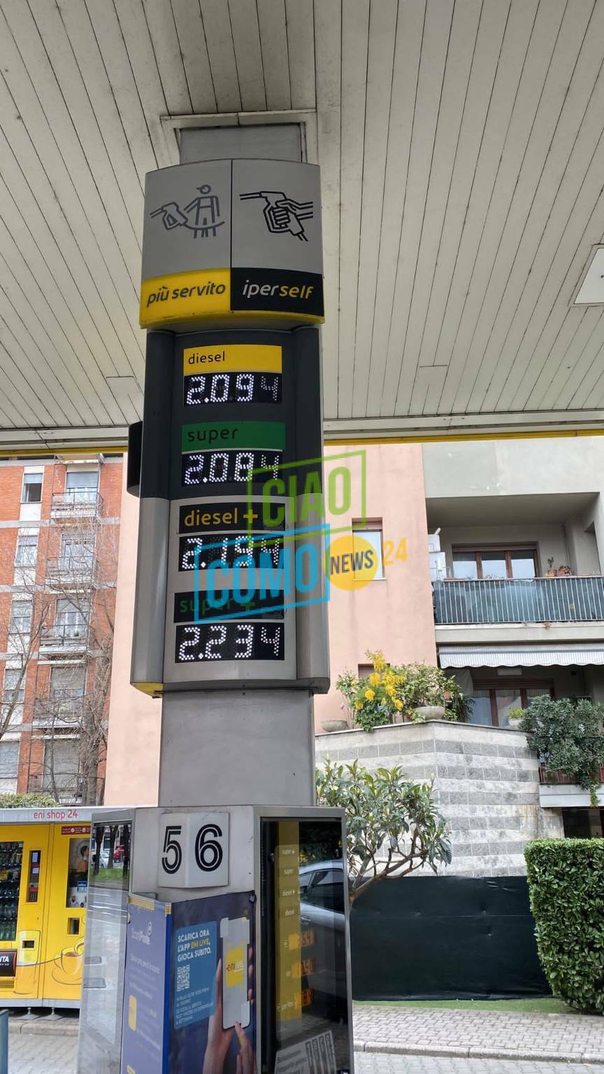 tour di ciaocomo nei distributori di benzina di como, prezzi di oggi con tabelle esposte