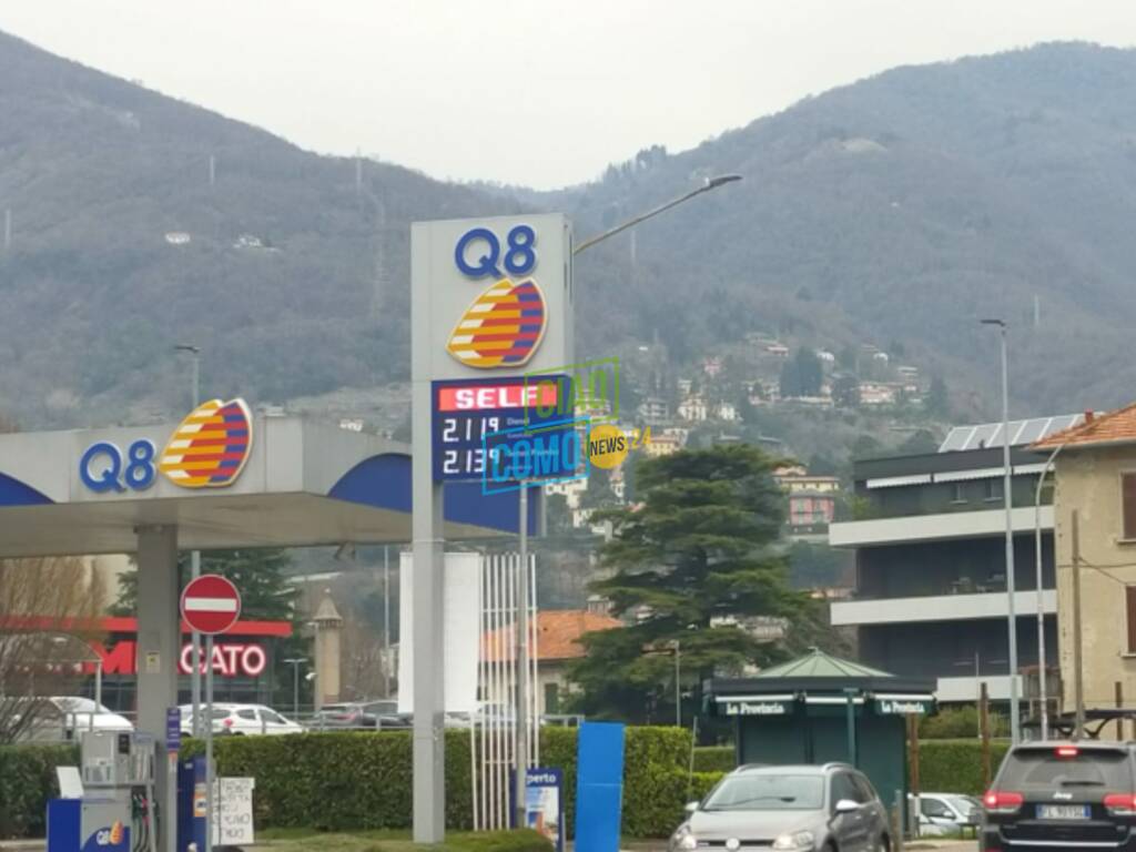 tour di ciaocomo nei distributori di benzina di como, prezzi di oggi con tabelle esposte