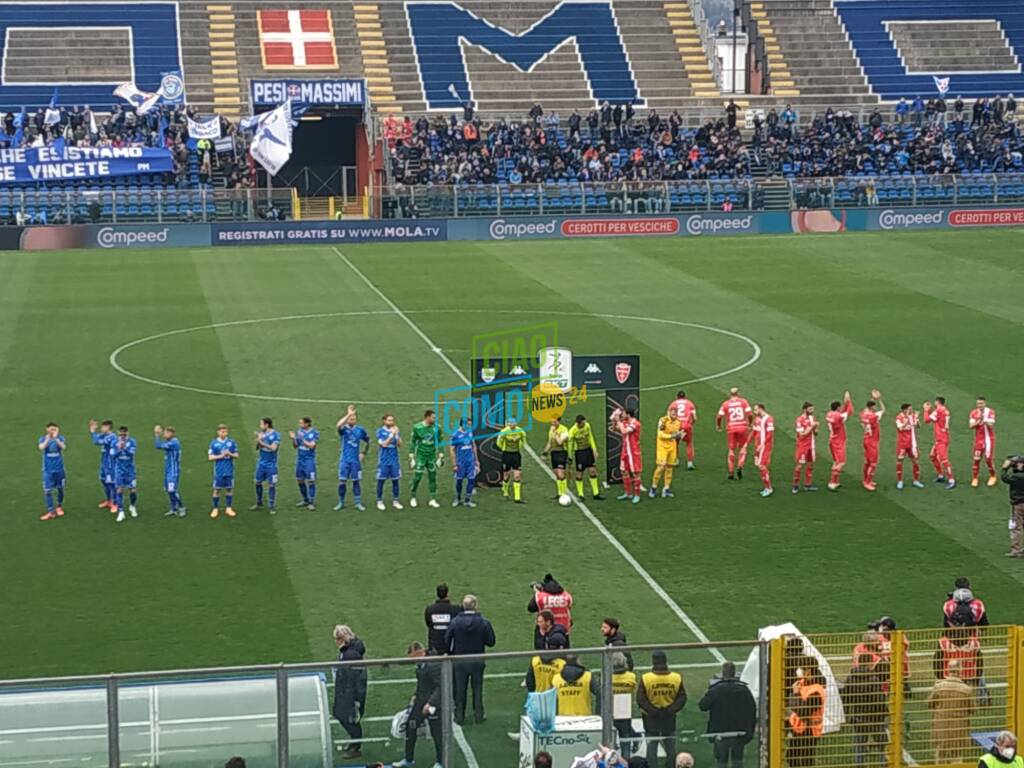 como monza squadre in campo e tifo sugli spalti dello stadio sinigaglia