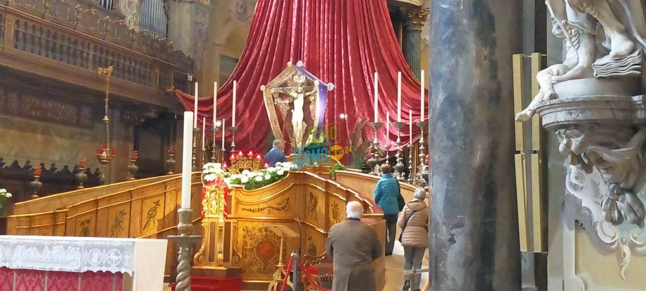 como torna la visita al crocifisso basilica viale varese fedeli i n coda e davanti crocifisso