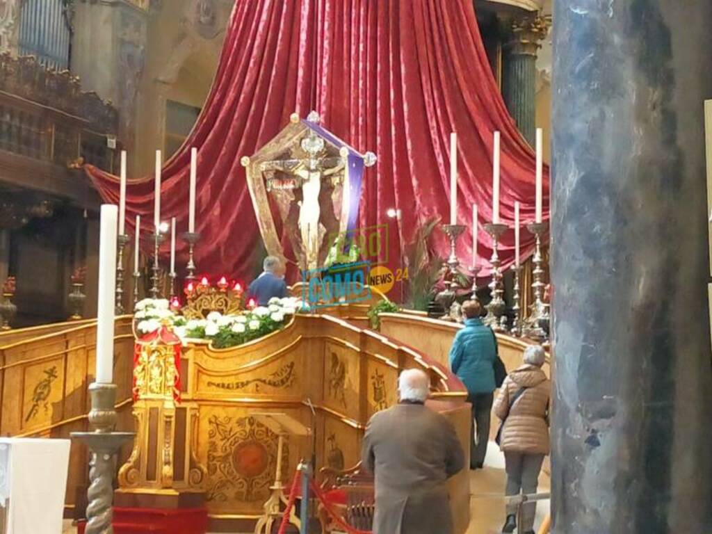 como torna la visita al crocifisso basilica viale varese fedeli i n coda e davanti crocifisso