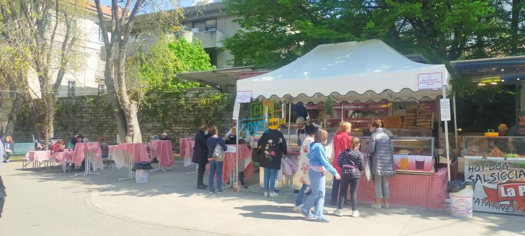 fiera di pasqua a como bancarelle aperte ambulanti gente foto della prima mattina