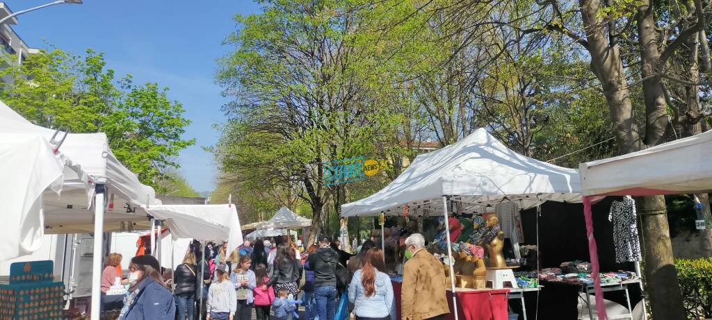 fiera di pasqua a como bancarelle aperte ambulanti gente foto della prima mattina