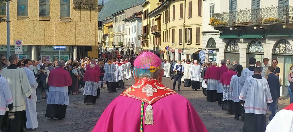 La processione del venerdì santo sulle strade di Como: il vescovo ed il Crocifisso