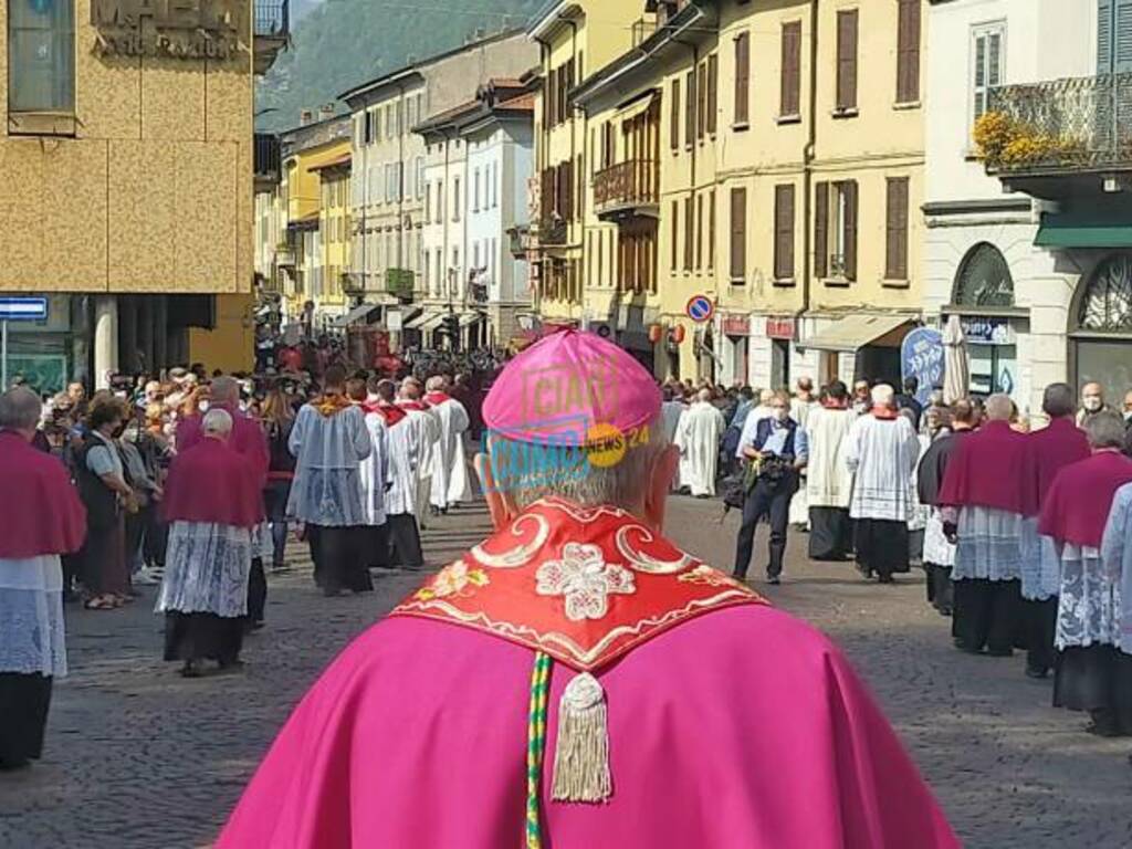 La processione del venerdì santo sulle strade di Como: il vescovo ed il Crocifisso