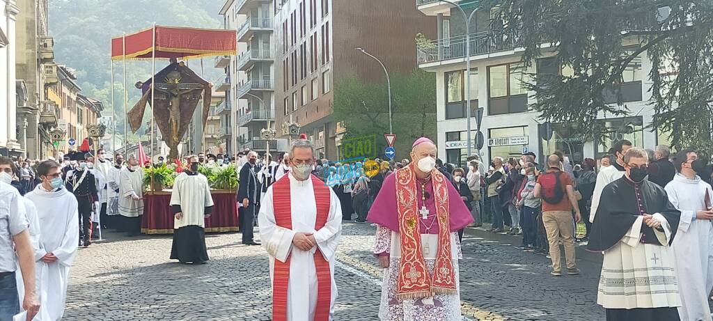 La processione del venerdì santo sulle strade di Como: il vescovo ed il Crocifisso