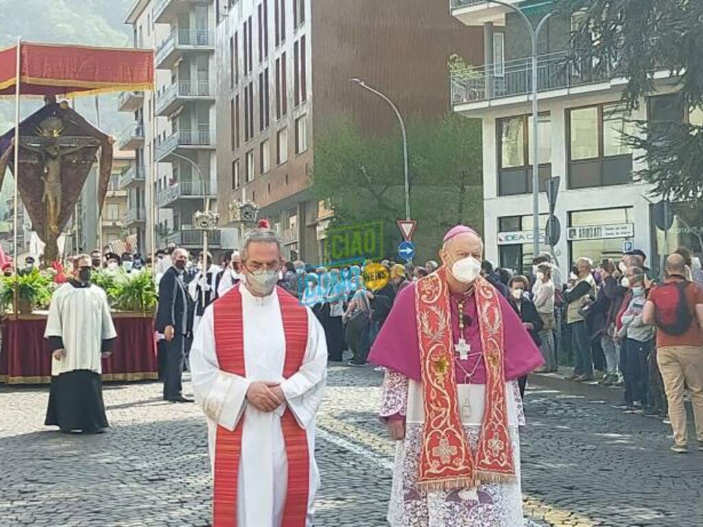 La processione del venerdì santo sulle strade di Como: il vescovo ed il Crocifisso