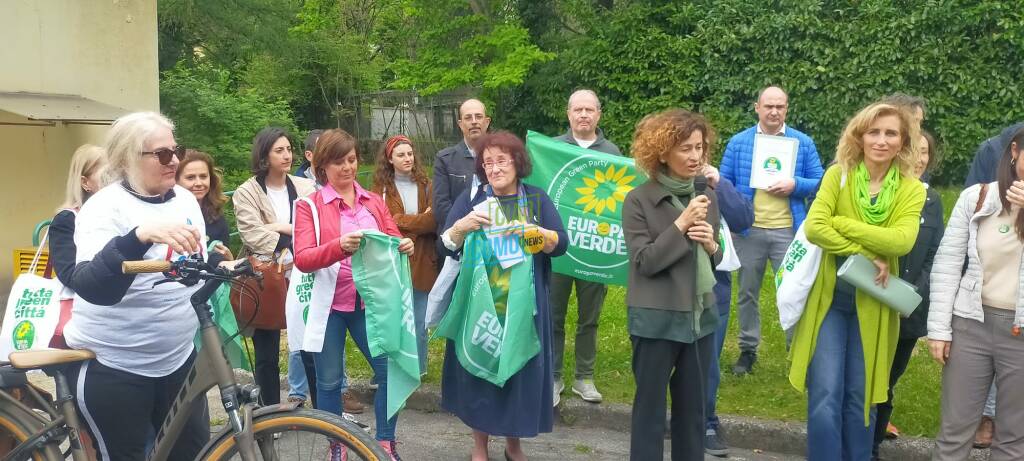 presentazione lista verde europa oggi a como con patelli minghetti e candidati al san martino