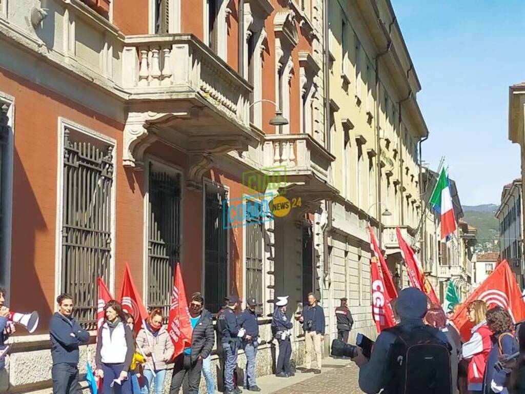 protesta sindacati sotto la prefettura di como per clausola sociale appalti