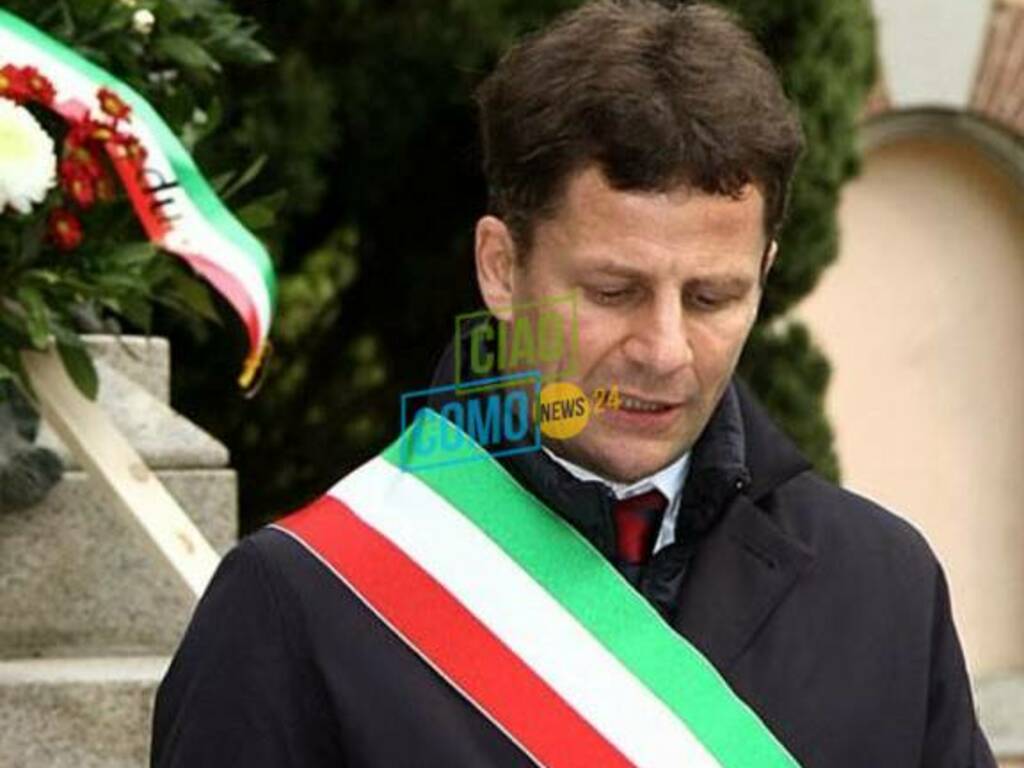 sindaco di menaggio michele spaggiari con fascia tricolore