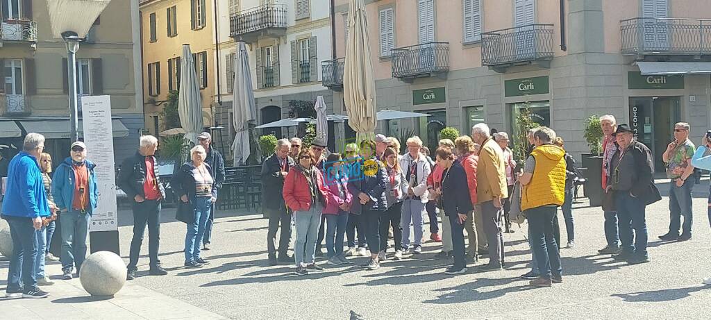 turisti in centro como con guide ripartenza per la pasqua