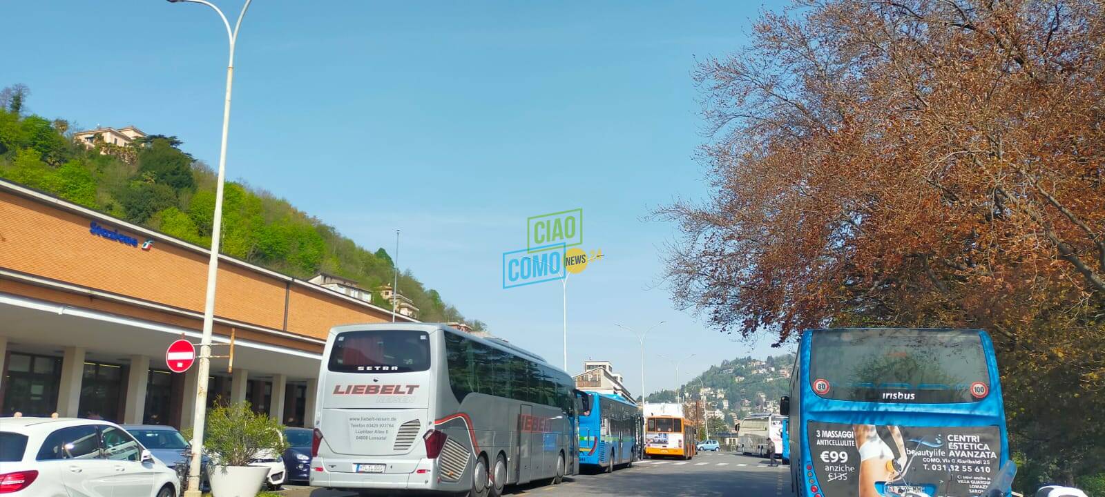 turisti stranieri in arrivo stazione di como per pasqua pullman turistici esterno