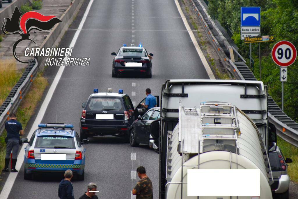 inseguimento dei carabinieri sulla Valassina auto bloccata in mezzo alla strada