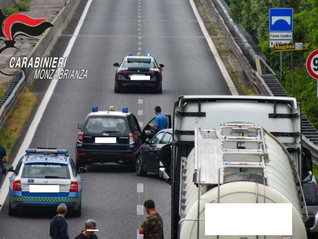 inseguimento dei carabinieri sulla Valassina auto bloccata in mezzo alla strada