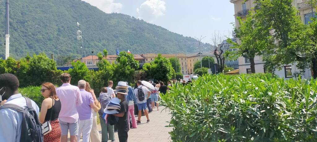 navigazione lago code per i  battelli alla biglietteria di piazza Cavour