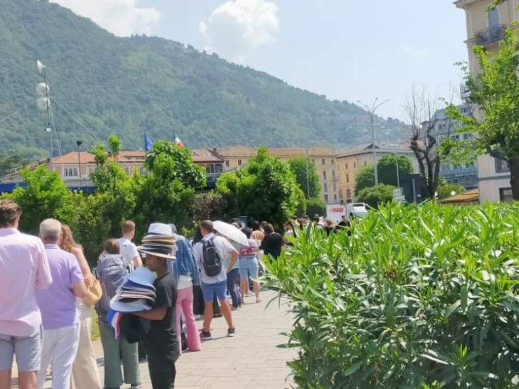 navigazione lago code per i  battelli alla biglietteria di piazza Cavour