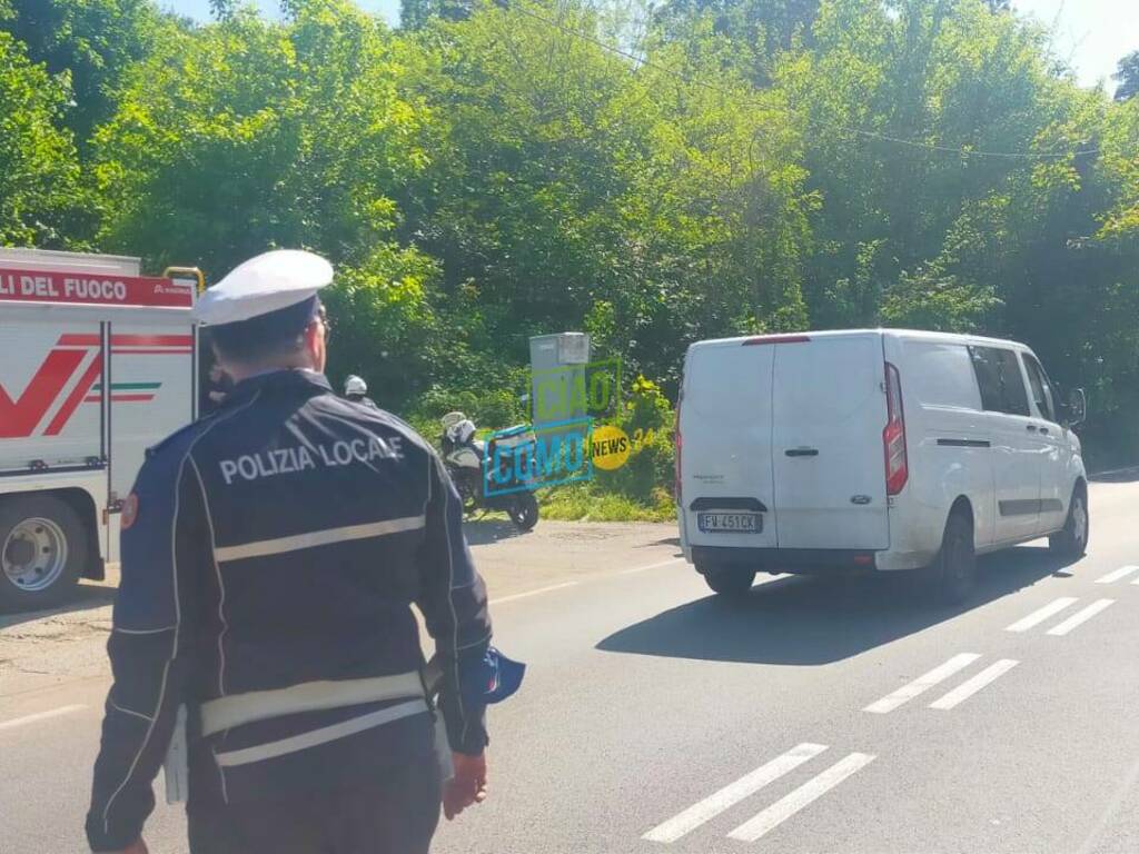 tre auto incidente oltrecolle immagini schianto e soccorsi strada polizis locale ambulanza