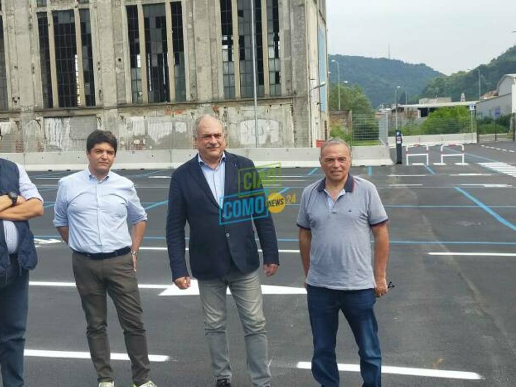 aperto il parcheggio davanti alla santarella in Ticosa immagini autorità sindaco area sosta parcheggio