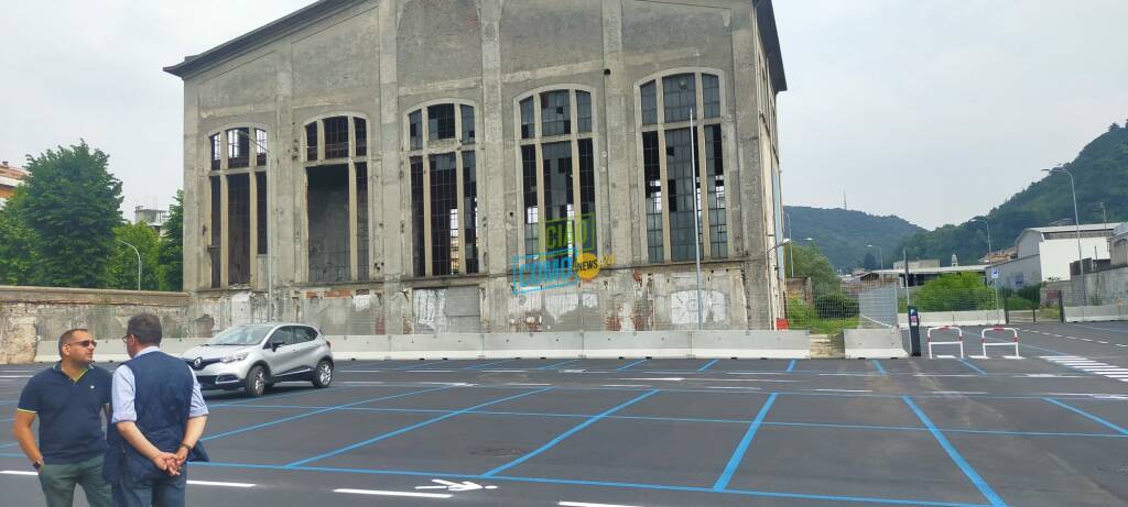 aperto il parcheggio davanti alla santarella in Ticosa immagini autorità sindaco area sosta parcheggio