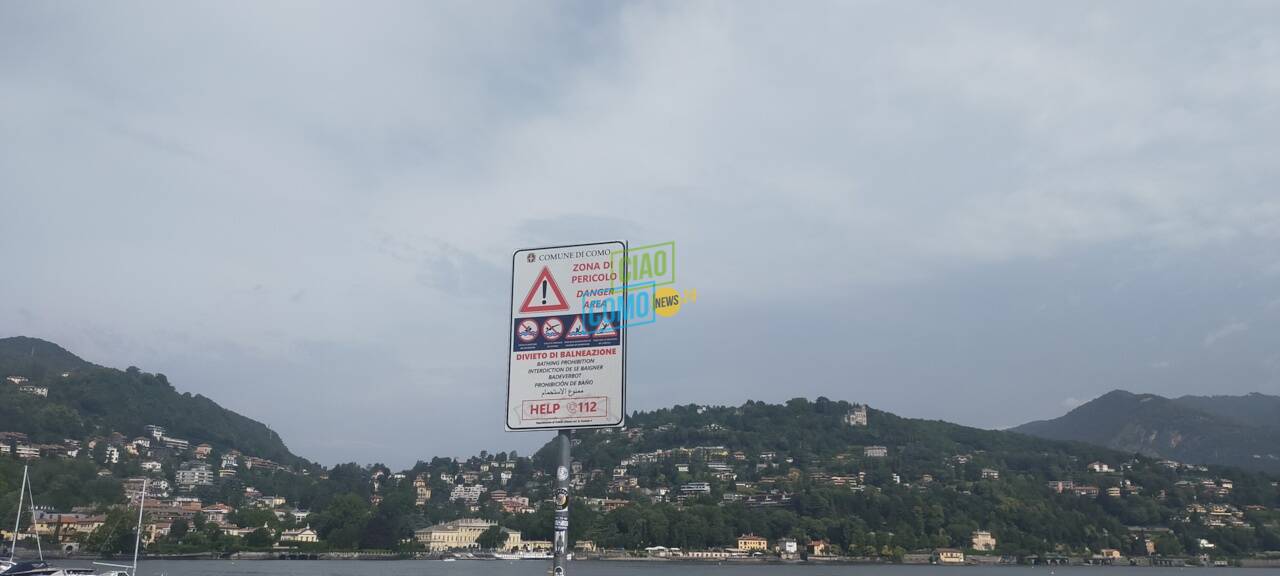 bagni viertati nel lagio foto lettori e cartelli di divieto a tuffarsi davanti tempio voltiano