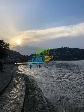 bagni viertati nel lagio foto lettori e cartelli di divieto a tuffarsi davanti tempio voltiano