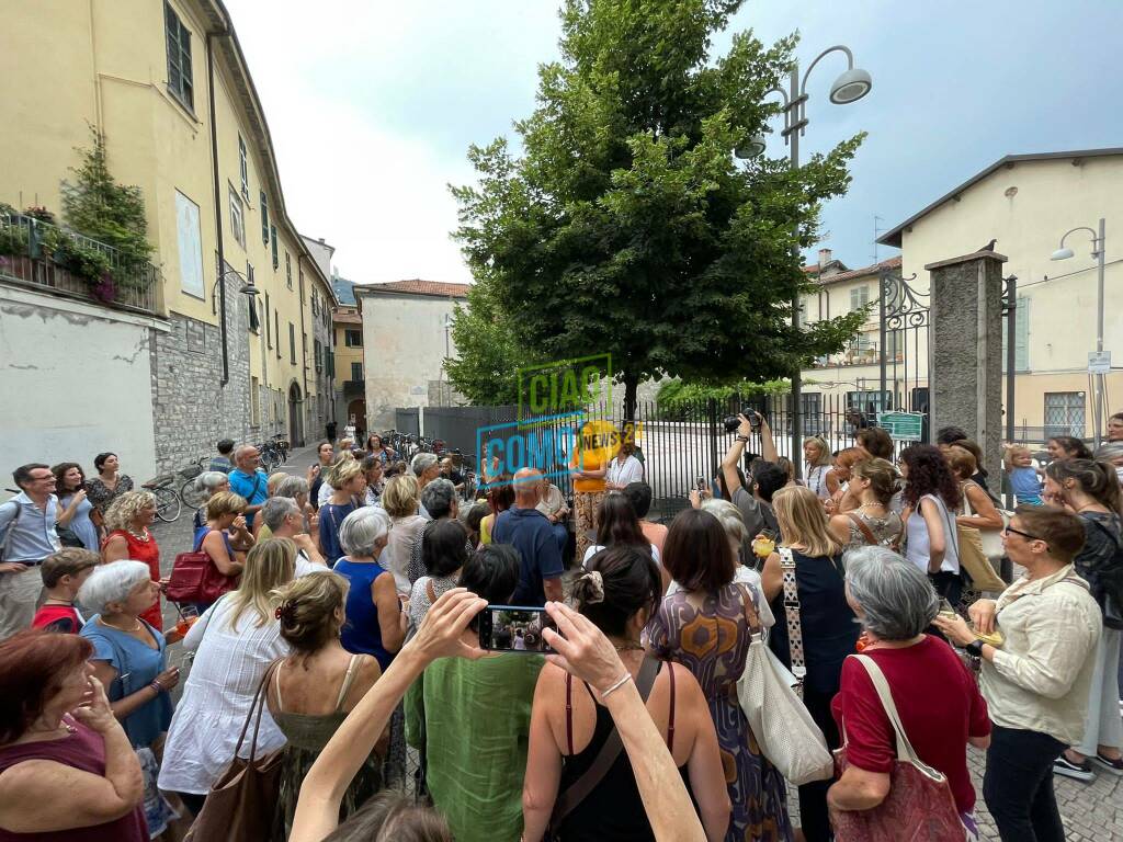 barbara  minghetti incontra il mondo femminile in piazza martinelli