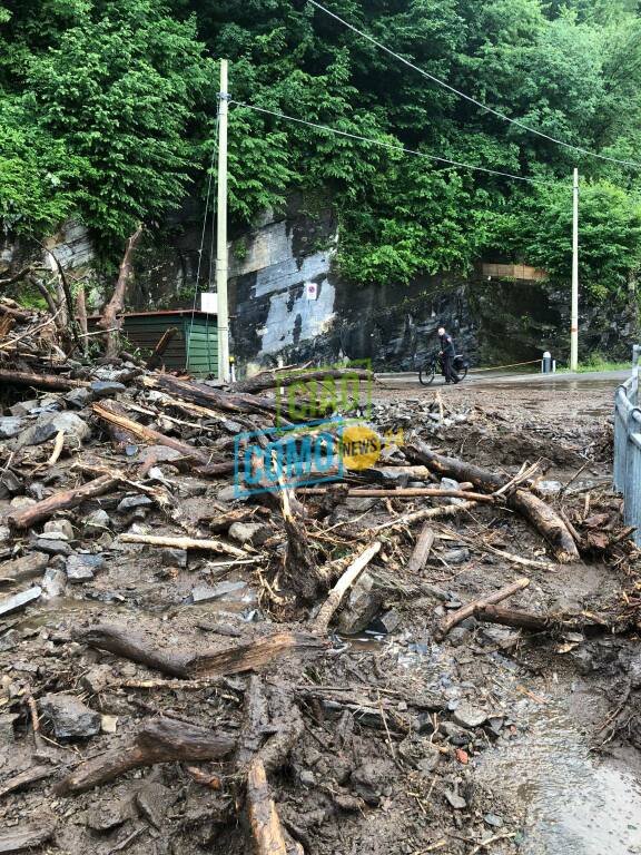 frana careno di nesso, detriti contro abitazione ruspe in azione per rimuovere fango