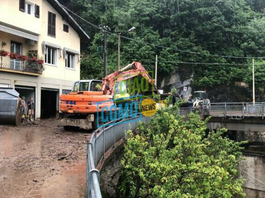 frana careno di nesso, detriti contro abitazione ruspe in azione per rimuovere fango