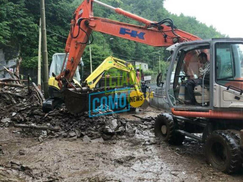 frana careno di nesso, detriti contro abitazione ruspe in azione per rimuovere fango