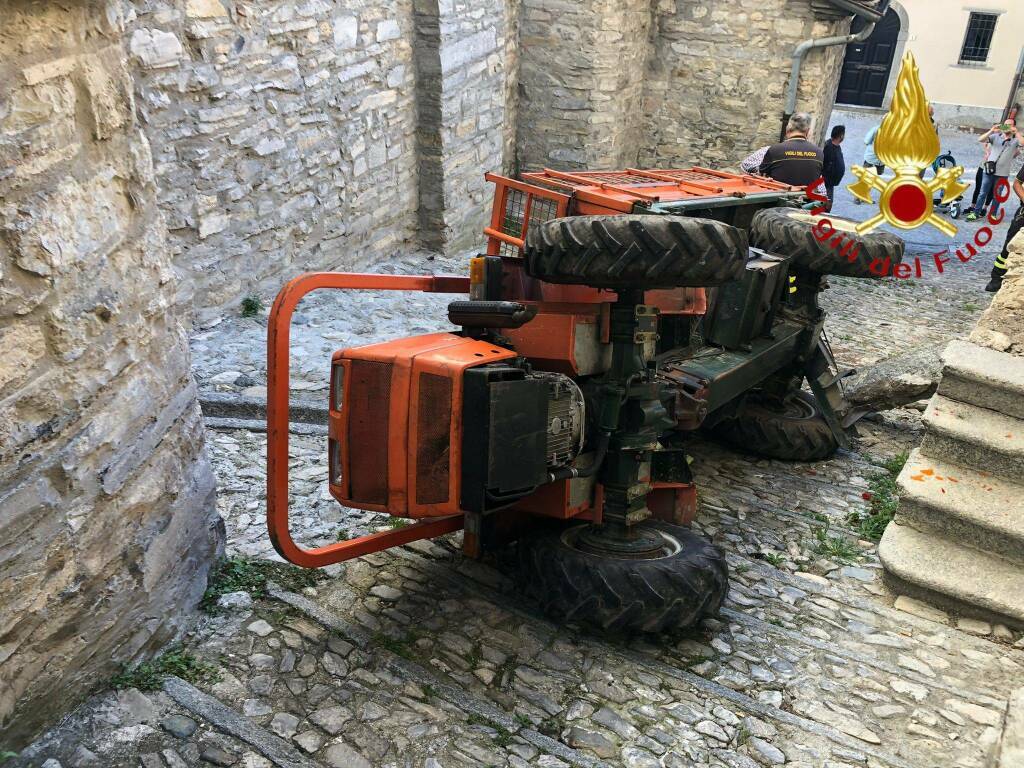 poalanzo di faggeto trattore si ribalta sulla scalinata mezzo a terra