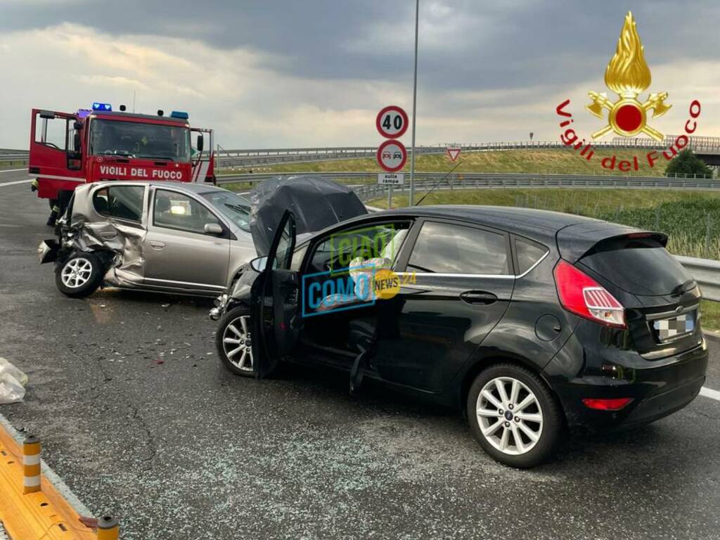 turate scontro auto rampa di accesso della a9 immagini zona e soccorsi