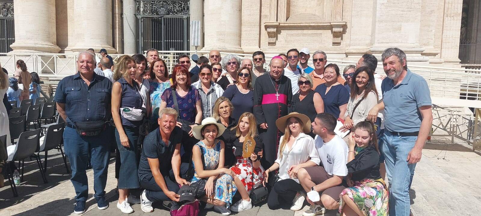 vescovo oscar cantoni incontra a roma Papa Francesco con alcuni ex alunni del caio Plinio