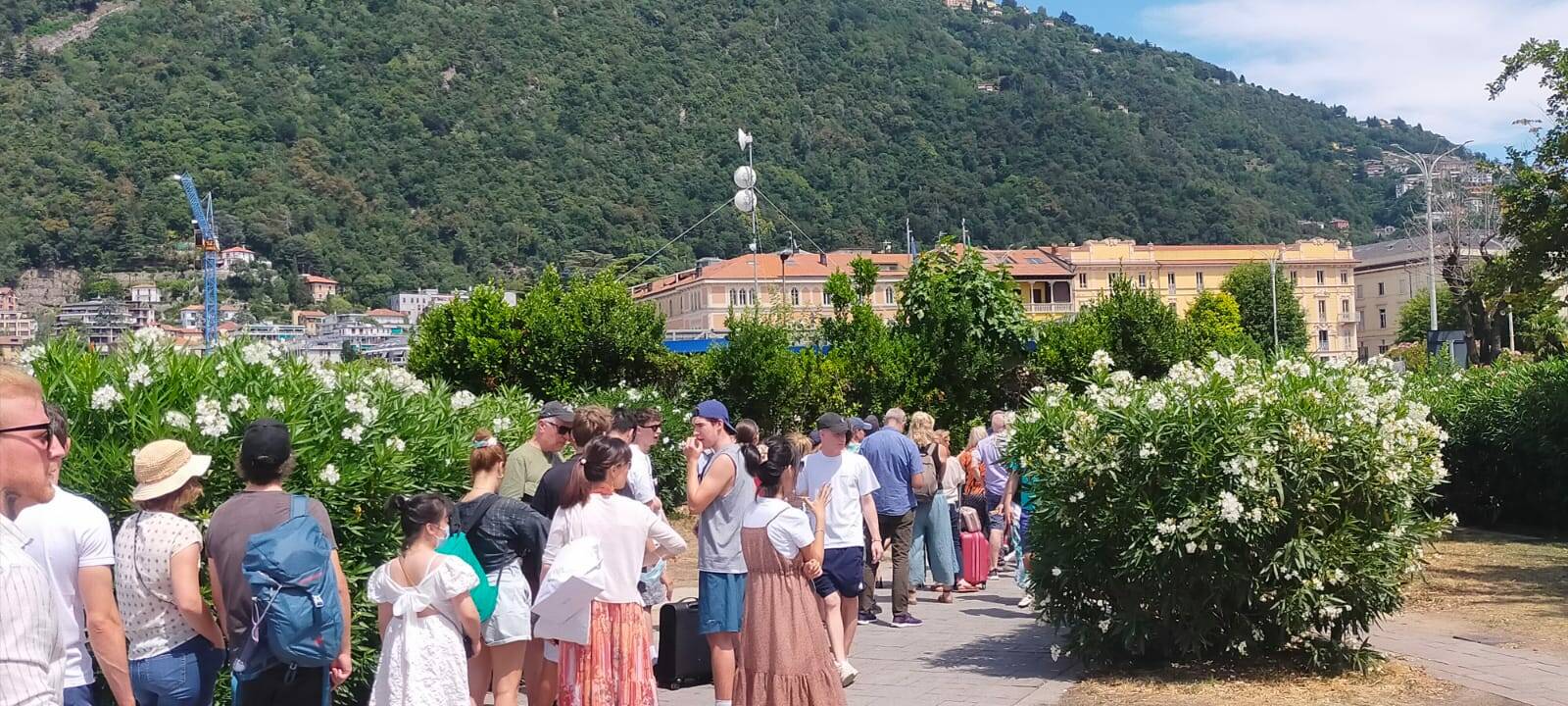 Assalto dei turisti anche oggi a Como per battelli e funicolare: lunghe code sotto il sole