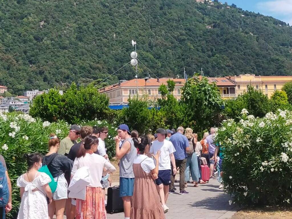 Assalto dei turisti anche oggi a Como per battelli e funicolare: lunghe code sotto il sole