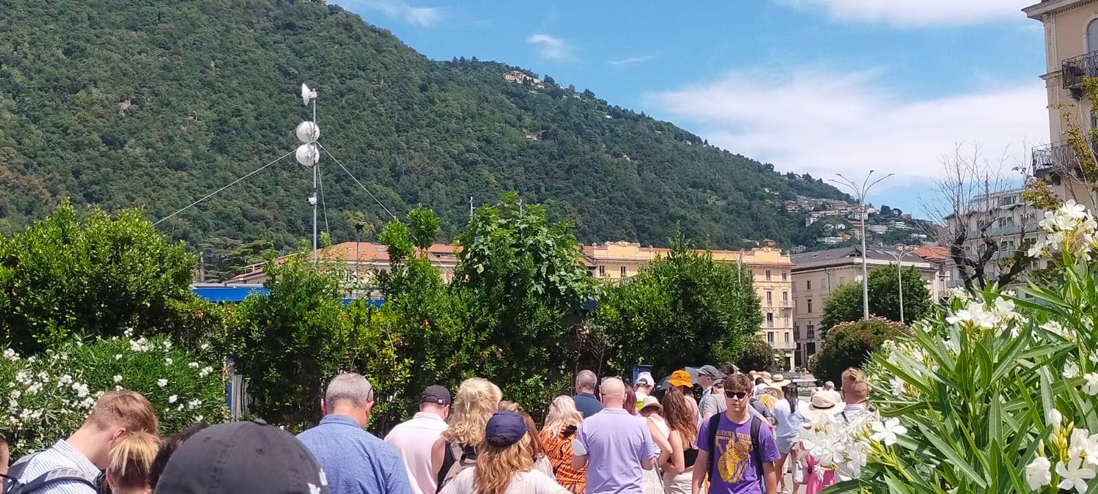 Assalto dei turisti anche oggi a Como per battelli e funicolare: lunghe code sotto il sole