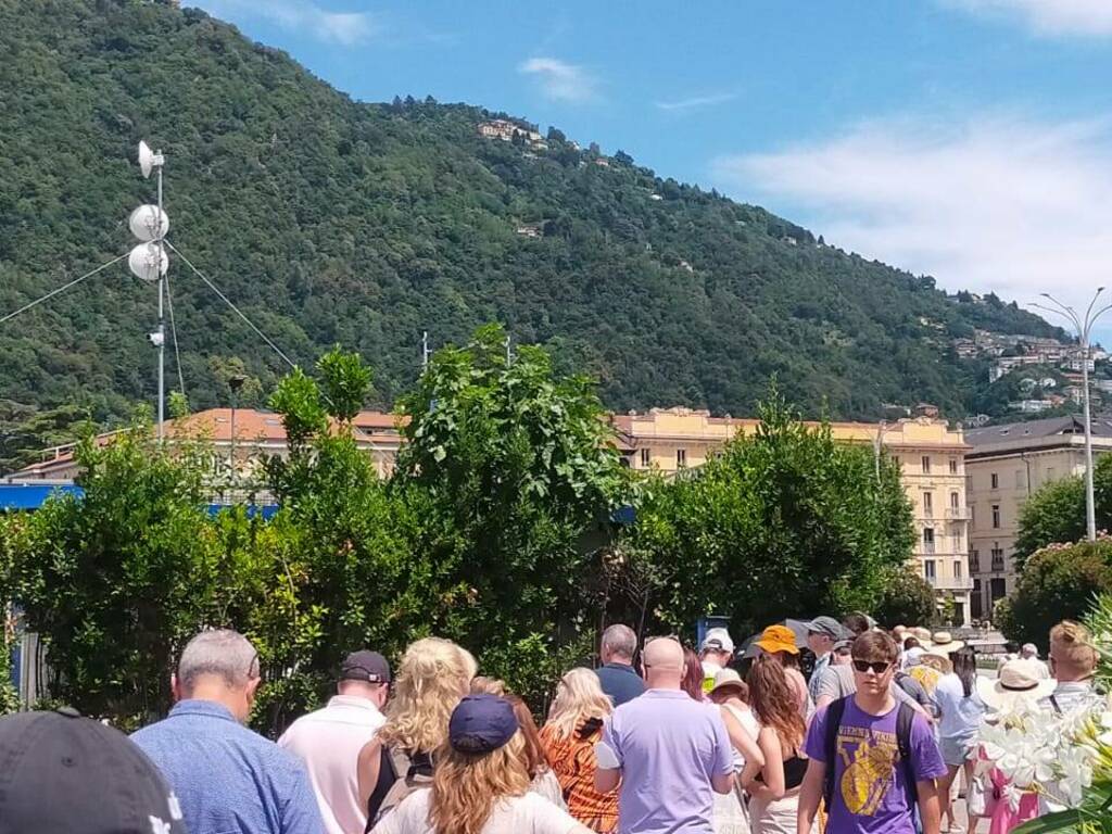 Assalto dei turisti anche oggi a Como per battelli e funicolare: lunghe code sotto il sole