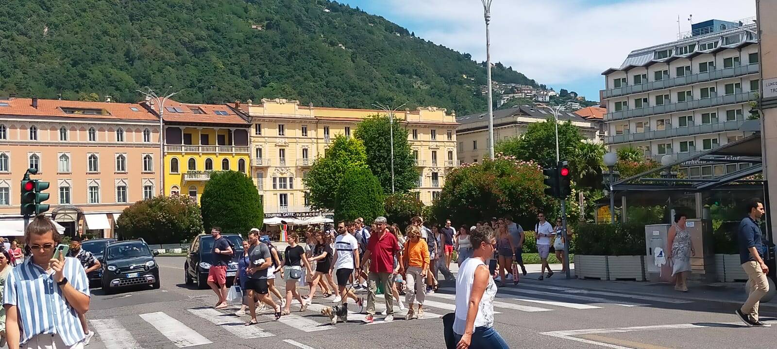 Assalto dei turisti anche oggi a Como per battelli e funicolare: lunghe code sotto il sole