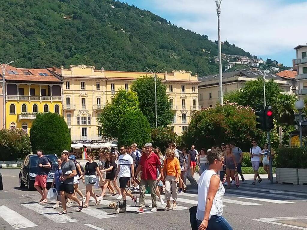 Assalto dei turisti anche oggi a Como per battelli e funicolare: lunghe code sotto il sole