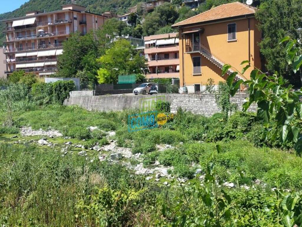 breggia con poca acqua e con tante chiazze verdi tratto di tavernola e cernobbio