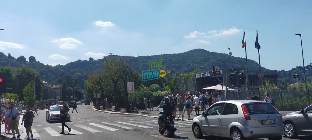 caldo torrido como turisti in cerca di refrigerio