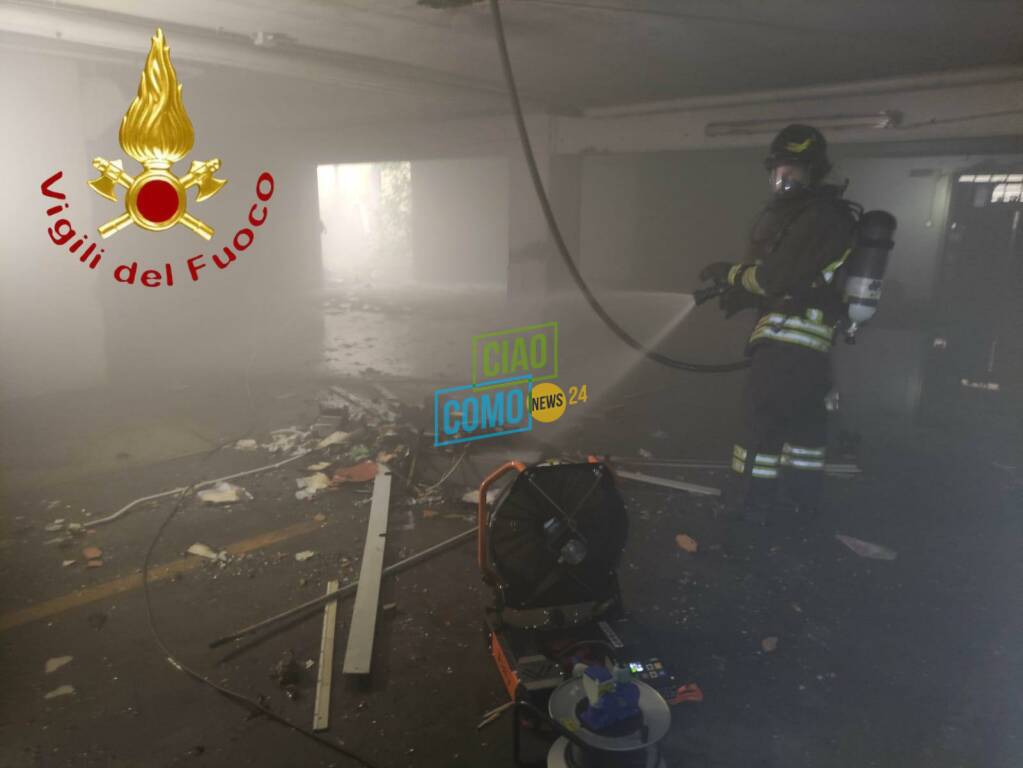 incendio fabbrica dismessa via pannilani como con intervento pompieri