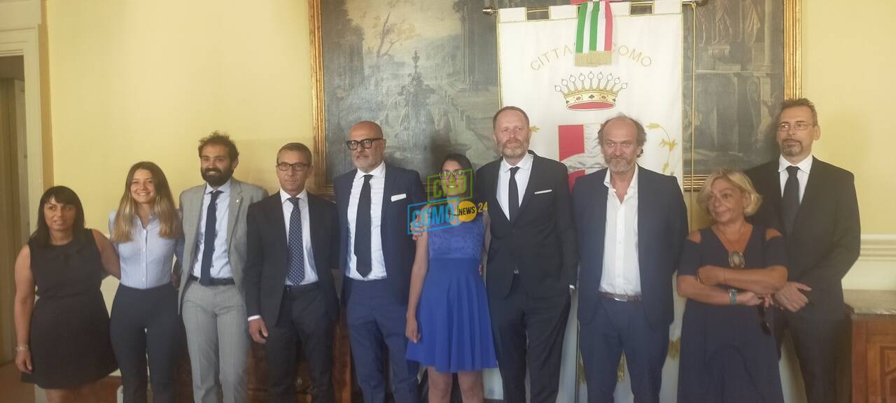 nuovi assessori giunta di como presentazione con sindaco rapinese cortile comune