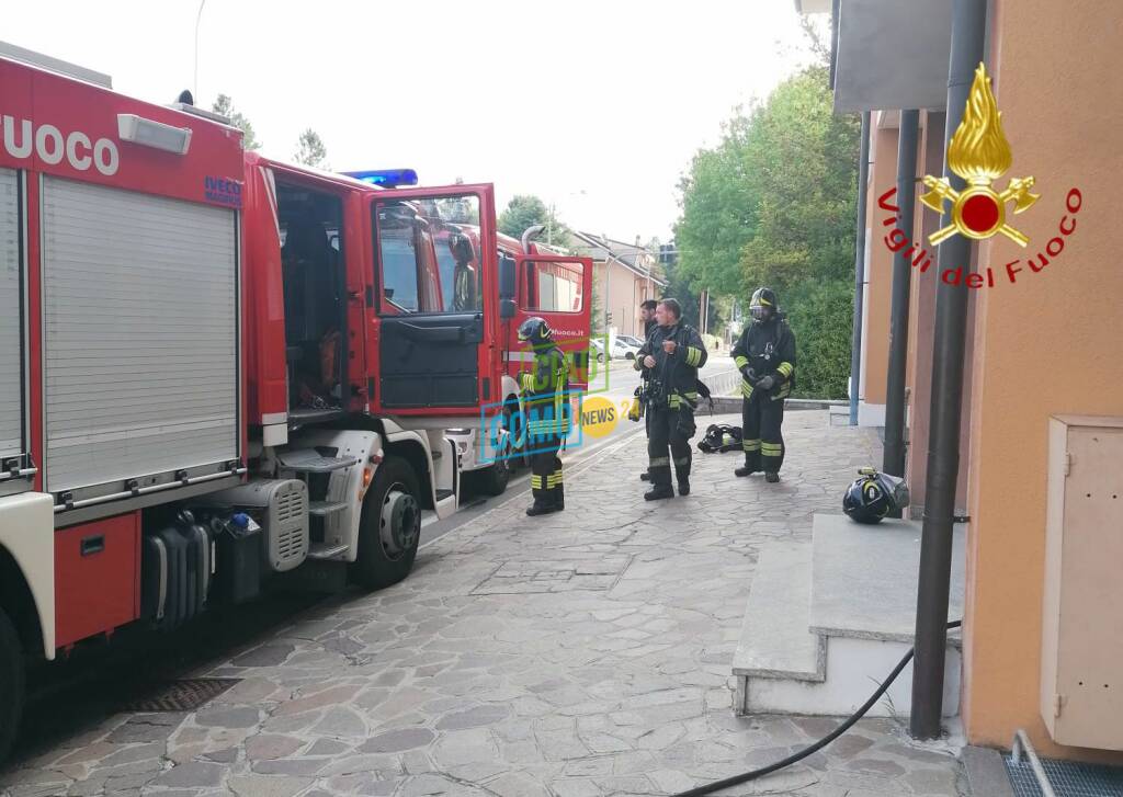 pompieri ad inverigo principio incendio scantinato via magni mezzi vigili fuoco