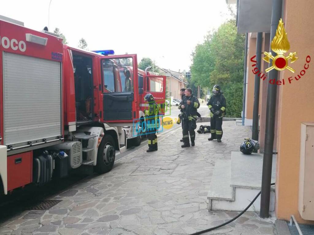 pompieri ad inverigo principio incendio scantinato via magni mezzi vigili fuoco