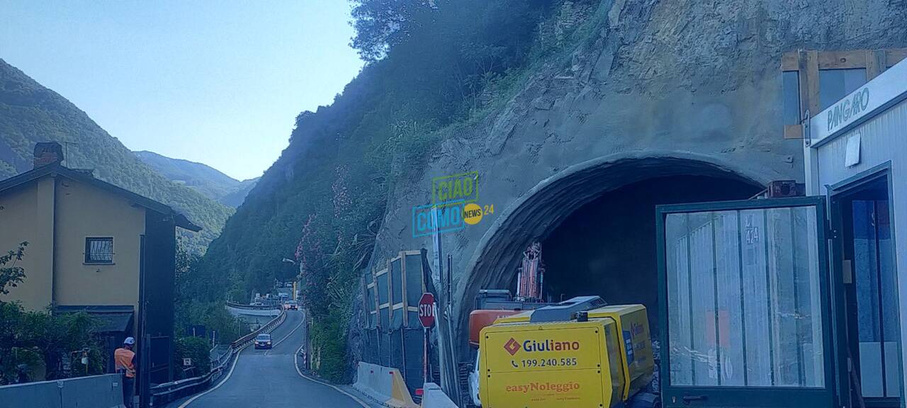 variante tremezzina cantiere lato nord ingresso della galleria ruspe in azione