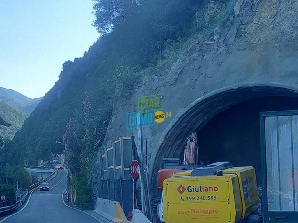 variante tremezzina cantiere lato nord ingresso della galleria ruspe in azione