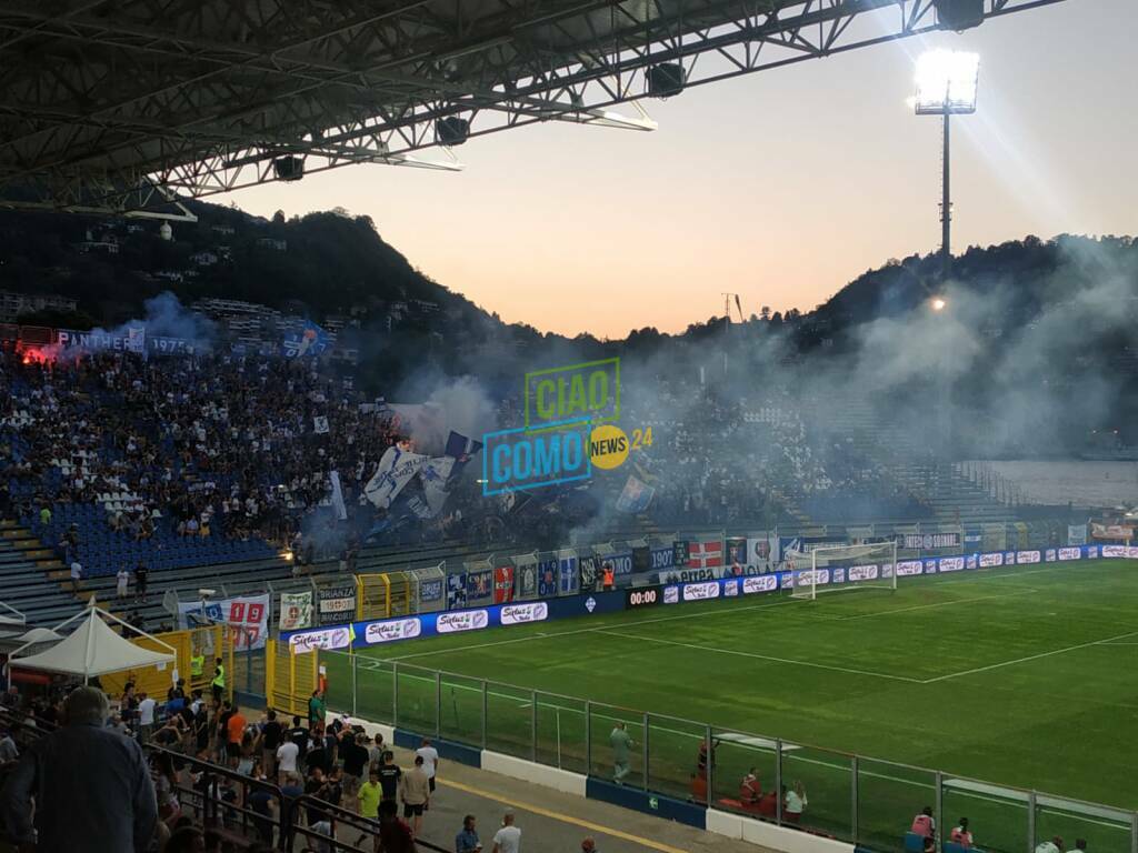 como cagliri sinigaglia tifosi tribuna e ingresso squadre in campo