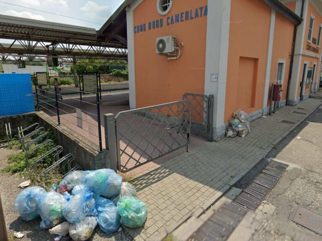 Parcheggio stazione di Camerlata da Google Street View spazzatura e parcheggio selvaggio