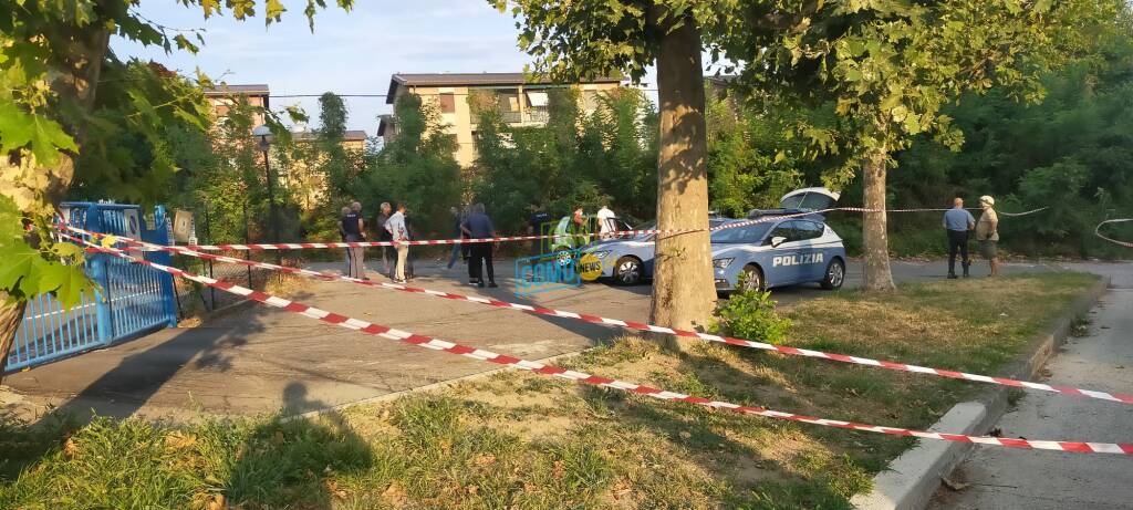 omicidio a rebbio, pensionato trovato morto sulla sua auto immagini polizia luogo via giussani